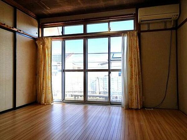 【和室】大きな窓から明るい日差しが差し込む和室