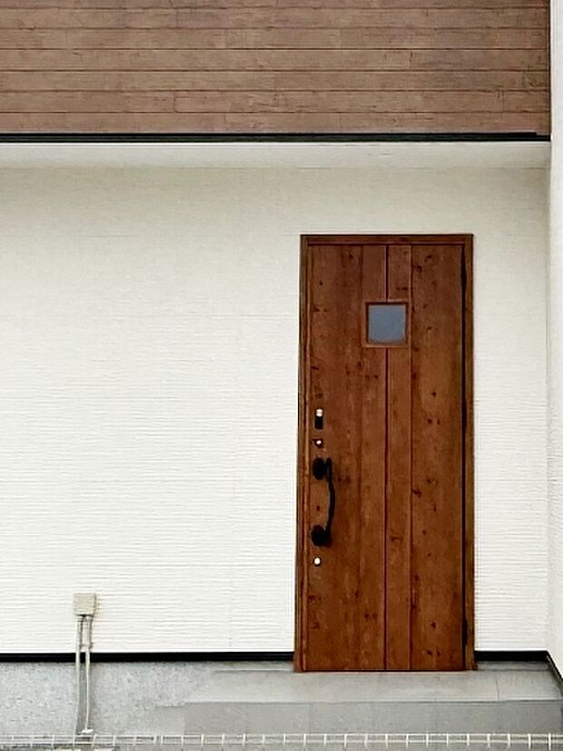 【玄関】 お洒落な玄関ポーチがご家族のお帰りを明るくお迎えしてくれます。