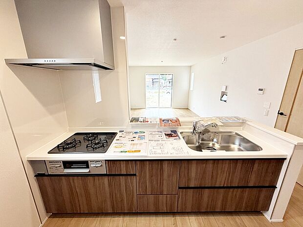 【キッチン】 人気の対面キッチンは料理をしながらご家族やお客様との会話が楽しめます!