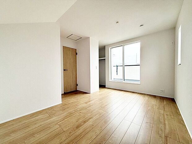 【洋室7.5帖】 明るい寝室で心地のいい朝を迎えられそうです。