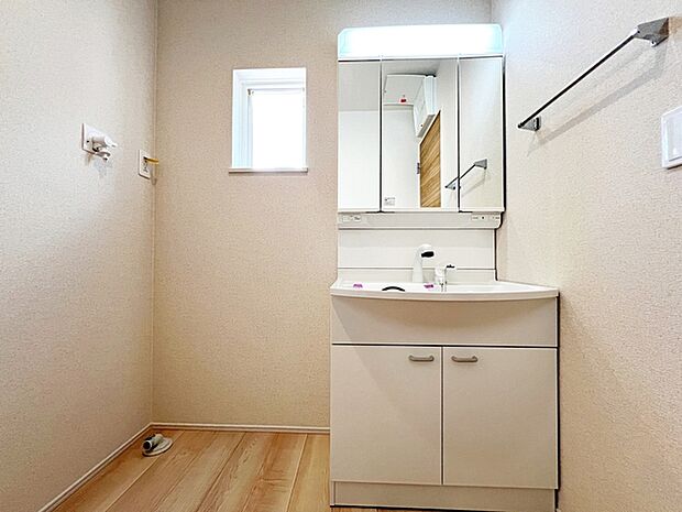 【施工例】洗面台の三面鏡の裏には収納があるので、見られたくないものの収納に便利 