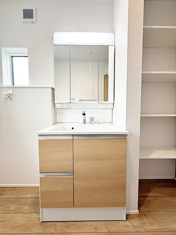 【洗面台】 収納力と機能性に優れた洗面台で、朝の忙しい時間でも身支度準備がスムーズにできます。