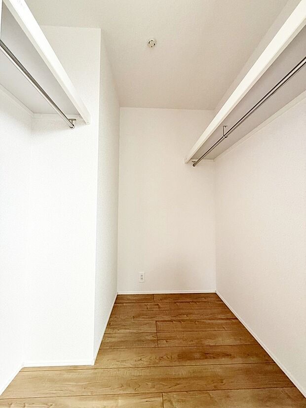 【WIC】 ハンガーにかけた洋服、帽子やバッグ他収納した物を見渡すことができ整理整頓がしやすい!