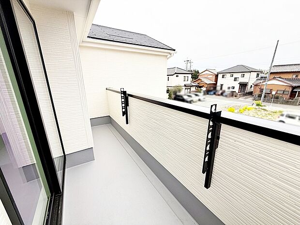 【バルコニー】 太陽の光を直接浴びることができるので晴れの日は乾きも早く快適にお使いいただけます。