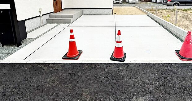 並列2台駐車可能なゆとりあるカースペース。目の前が駐車場だと雨の日も大量にお買い物をした時も便利