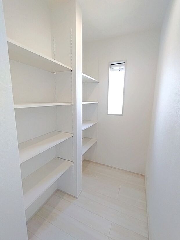 【施工例】食品や飲料のほか、日常使う頻度の少ない調理器具や食品類をストックできる広々パントリー!