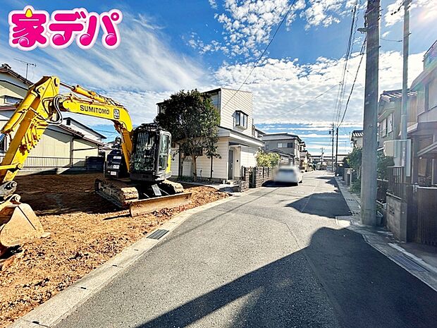 前面道路は見通しが良く、車の移動もスムーズに行えます。 