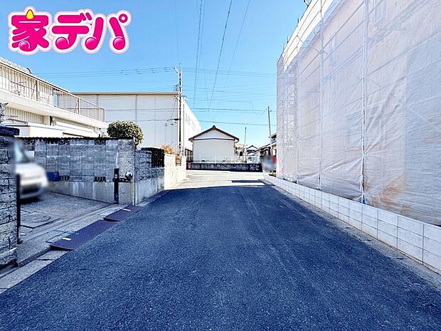 前面約6ｍ幅の道路に面しており、通行や駐車の際に余裕がある広さです。運転が苦手な方でもラクラク！ 