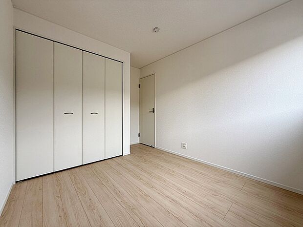 【洋室5.25帖】 お子様の一人部屋に最適な居室です。クローゼット付きで自然とお片付けできる環境に！ 