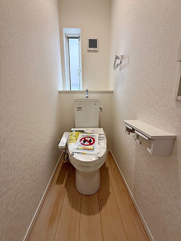 【トイレ】 1、2階共にシャワー機能付！小窓が付いている為換気もスッキリして頂けます。 