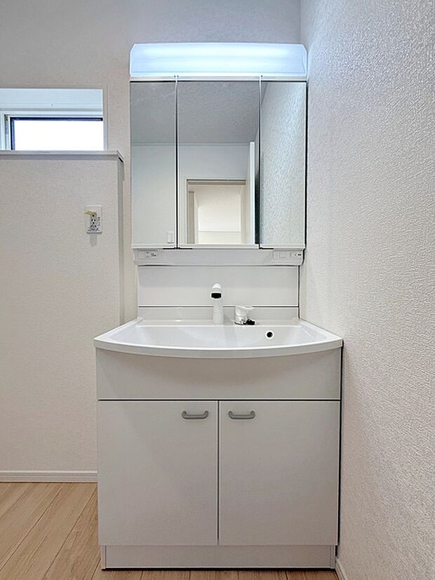 【洗面台】 洗面台の三面鏡の裏には収納があるので、見られたくないものの収納に便利 