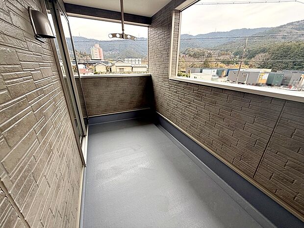 【バルコニー】 屋根のあるインナータイプのバルコニーだから、急な雨でも洗濯物が濡れにくくて安心  