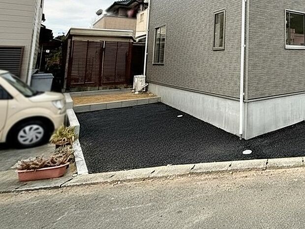 駐車スペース1台。しっかり舗装もされているので、ベビーカーや自転車でも快適に通行できます。 