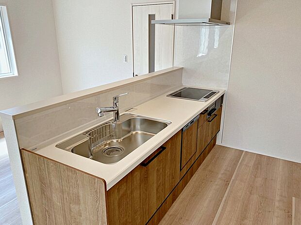 【施工例】小さなお子様にも目が届く、使い勝手の良い対面キッチンで楽しくお料理ができます！