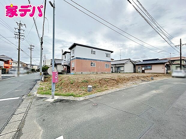 静かな住宅街で、車の出入りもスムーズです。 