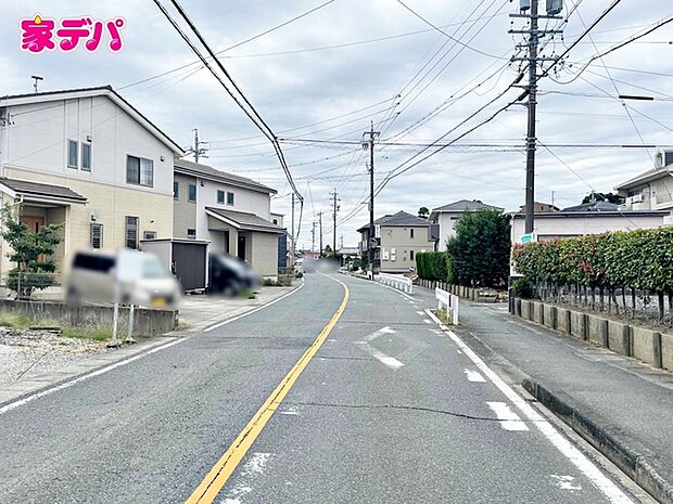 前面道路は公道で、車のすれ違いもらくらく広々9ｍの幅があります 