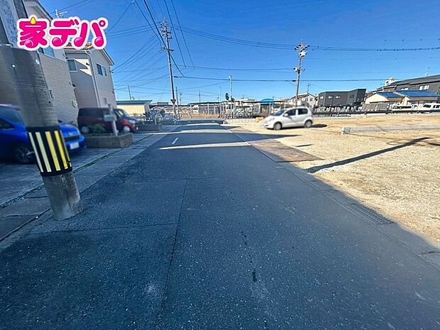 前面道路は公道で、車のすれ違いもらくらく広々6mの幅があります