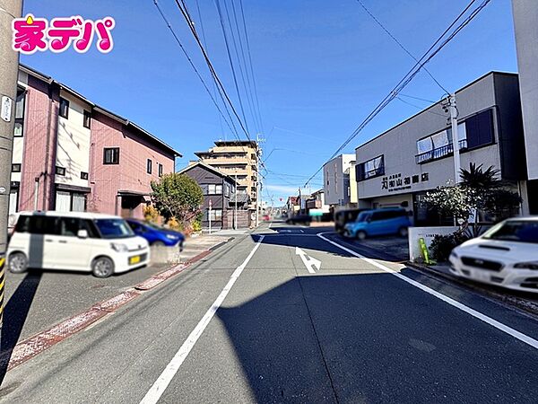 前面約8ｍ幅の道路に面しており、通行や駐車の際に余裕がある広さです。運転が苦手な方でもラクラク！
