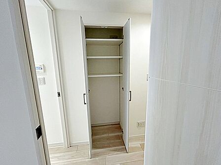 豊富な収納。収納スペースを使いやすい場所に設えることで、居住空間をスッキリ保てます。