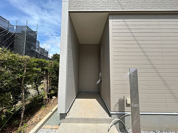 【玄関】 玄関が深い位置にあるので雨に濡れることなく身支度ができます