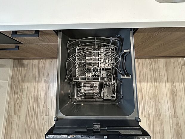 食器洗浄乾燥機は食器と洗剤を入れてスイッチを押すだけ!洗い~乾燥まで!楽々後片付け!!