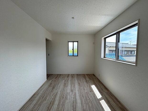 【洋室6帖】 お子様の一人部屋に最適な居室です。ウォークインクローゼット付きで自然とお片付けできる環境に!