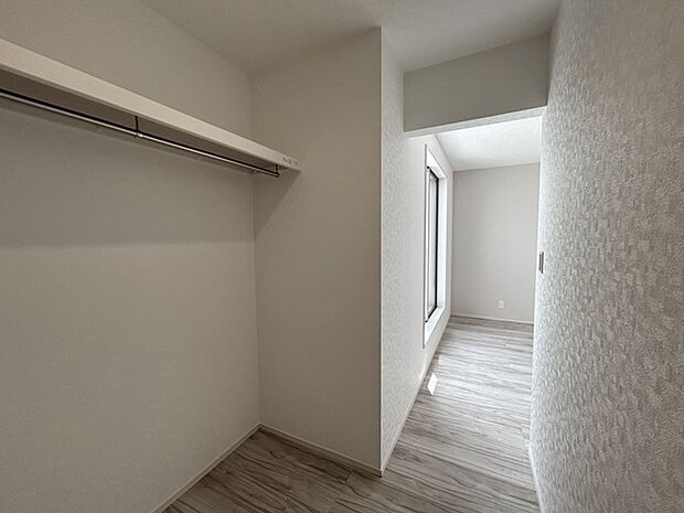 【ウォークインクローゼット】 WICは洋服、帽子、バッグなど全て収納可能!お部屋がスッキリ整理整頓できます!