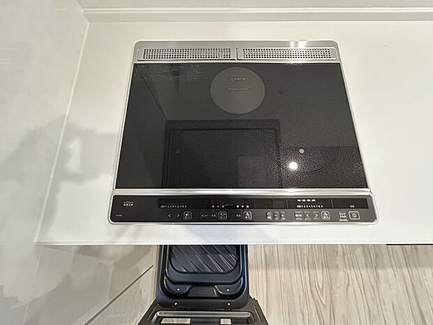 火を使わず安全性の高いIHクッキングヒーター。お手入れも楽々。お子様や高齢者の居るご家庭に嬉しい設備