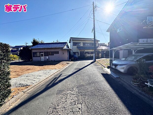 静かな住宅街で、車の出入りもスムーズです。 