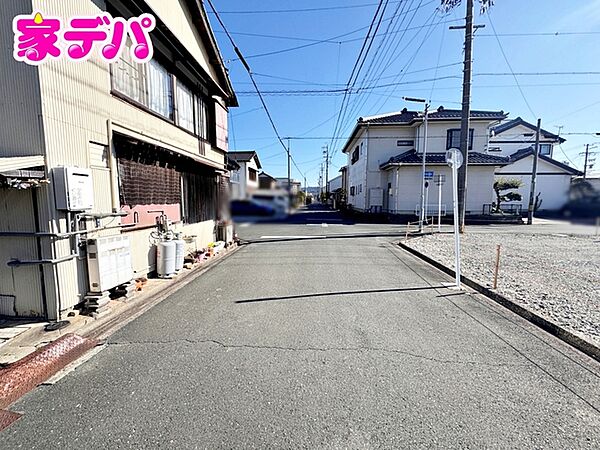 静かな住宅街で、車の出入りもスムーズです。