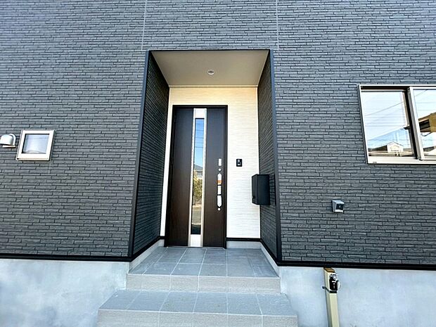 【玄関】 玄関が深い位置にあるので雨に濡れることなく身支度ができます