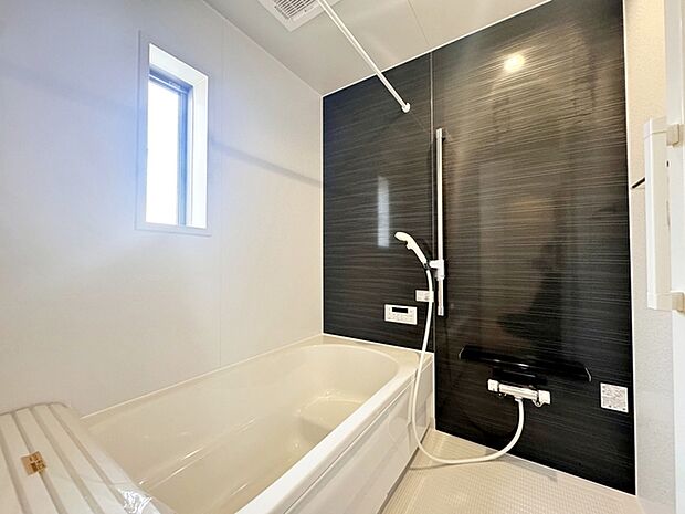 【浴室】 ゆったり入れる浴槽、一坪サイズのゆとりの空間。一日の疲れを癒してくれるくつろぎのバスタイムを…