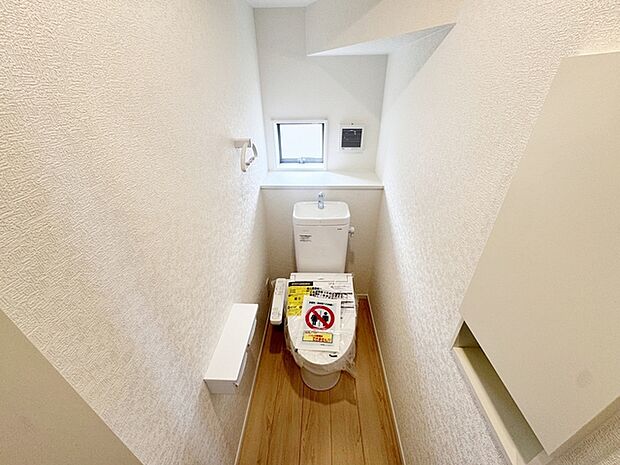 【1階トイレ】 1、2階共にシャワー機能付!小窓が付いている為換気もスッキリして頂けます。