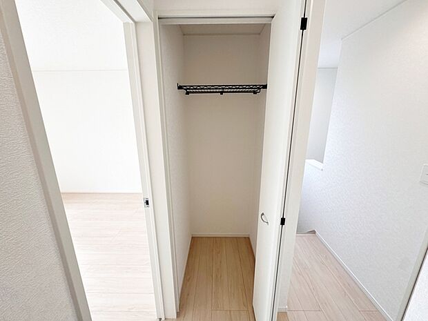 【2階廊下収納】 2階廊下にはご家族の共有収納スペースを設けました。使用頻度が少ないもの、季節的なものの収納に便利!