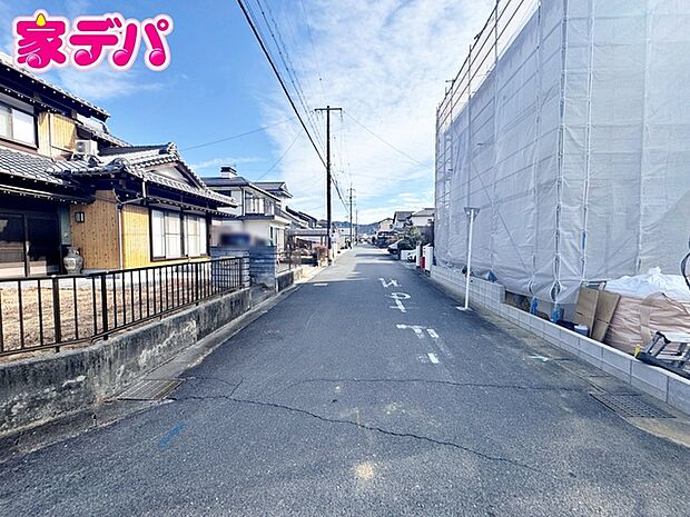 静かな住宅街で、車の出入りもスムーズです。 