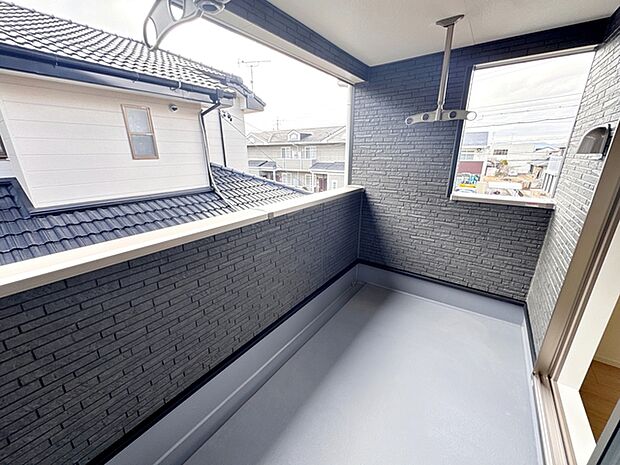 【バルコニー】 2部屋からアクセス可能なインナーバルコニー。急な雨の日の洗濯物も安心です!天気の良い日は、ご家族の洗濯物・お布団をまとめて干せます