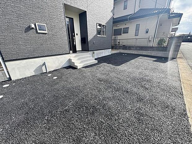 駐車スペースは2台分を確保!並列駐車が可能で車の出し入れもしやすく、運転の苦手な方にも安心です