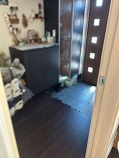 住まいの第一印象を決める玄関スペースは優しい印象。姿見があるので、外出時に便利です！