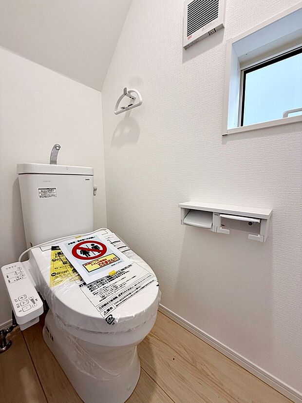 【1階トイレ】 各フロア1カ所ずつシャワー機能付トイレを設置しており、忙しい朝の混雑も解消!