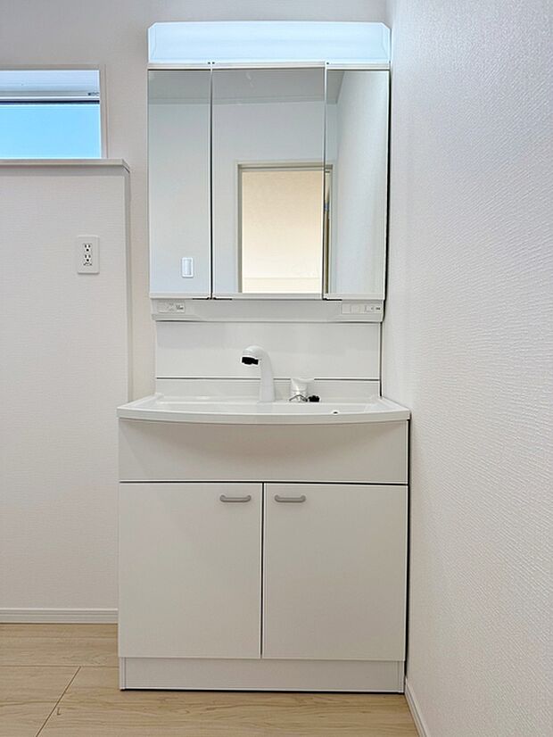 【洗面台】 洗面台の三面鏡の裏には収納があるので、見られたくないものの収納に便利