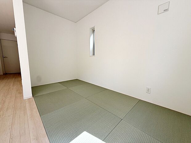 【畳コーナー4帖】 お部屋が一体になる便利なタタミコーナー!ちょっと横になったり、ごろ寝したりできるスペースです!