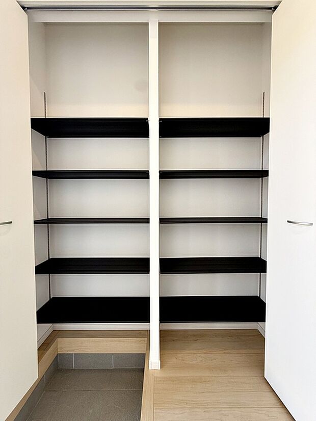 【シューズクローゼット】 可変棚で収納物にあった高さへ調整可能な大型シューズボックス。汚れたら取り外し洗えます