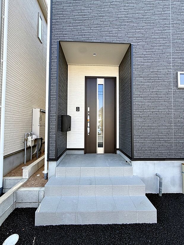 【玄関】 玄関が深い位置にあるので雨に濡れることなく身支度ができます
