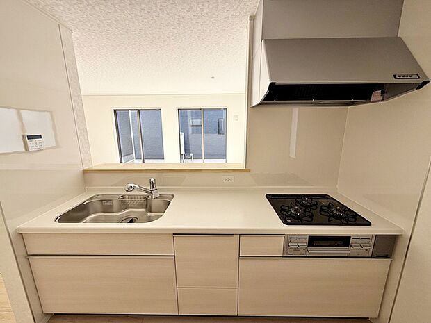 【キッチン】 小さなお子様にも目が届く、使い勝手の良い対面キッチンで楽しくお料理ができます！ 