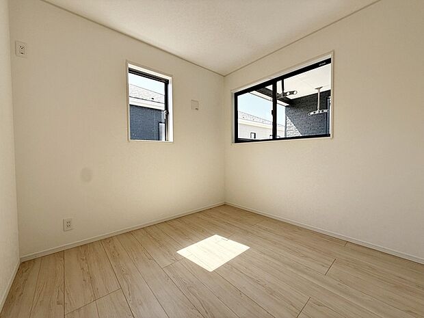 【洋室5帖】 お子様にとっての初めての「自分の部屋」。学習机やベッドの配置もラクラクです。 