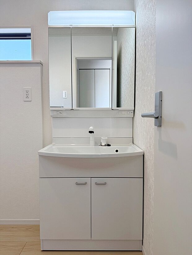 【洗面台】 洗髪・洗面・化粧などができる機能と収納スペースを一体化した洗面台です。