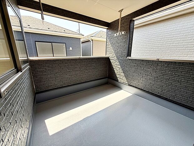 【バルコニー】 2部屋からアクセス可能なインナーバルコニー。急な雨の日の洗濯物も安心です！天気の良い日は、ご家族の洗濯物・お布団をまとめて干せます 