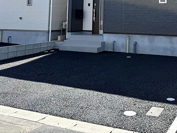 駐車場は2台分を確保、並列で駐車できます。 