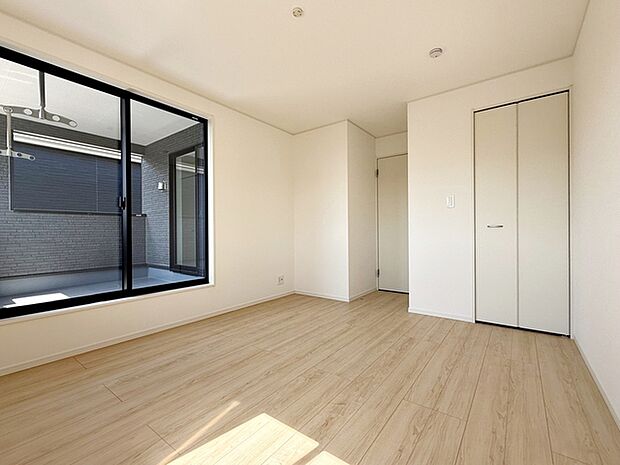 【洋室7.5帖】 キングサイズのベッドも置ける7.5帖のゆとりある主寝室。光も取り入れやすく明るい空間になっています。