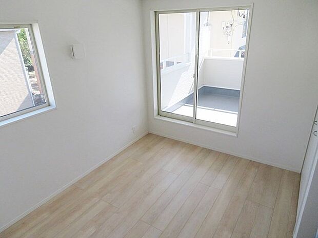 【施工例】主寝室です。二面採光で明るく、風通しも良好です。ご夫婦のくつろぎの場所として最適です！ 